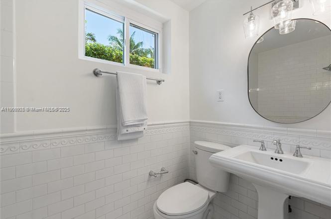 1033 W 47th St Miami Beach, FL 33140