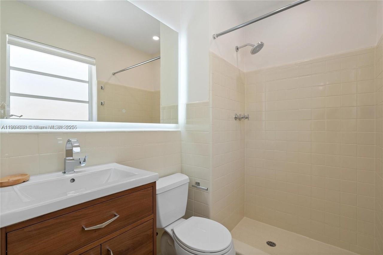 1033 W 47th St Miami Beach, FL 33140