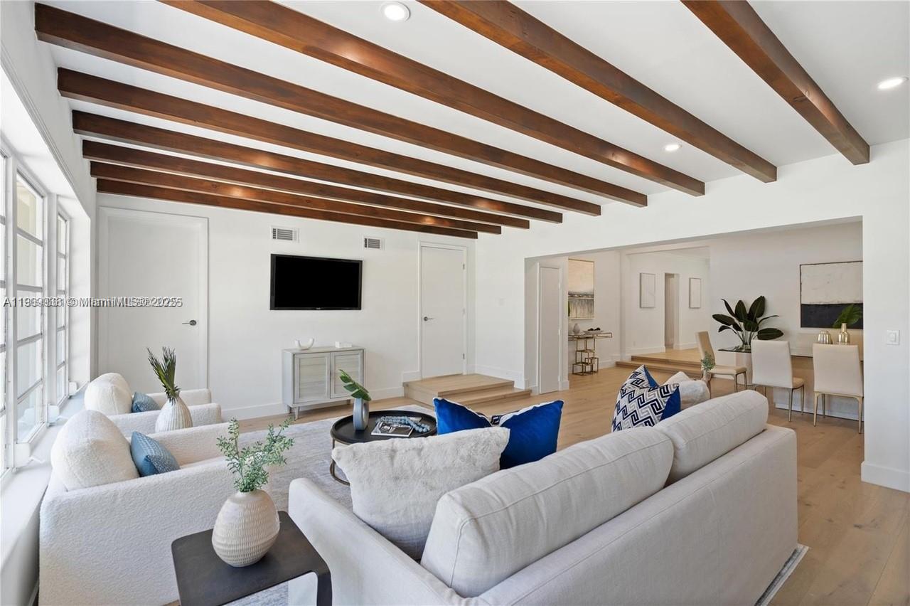 1033 W 47th St Miami Beach, FL 33140