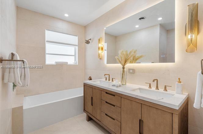 1033 W 47th St Miami Beach, FL 33140