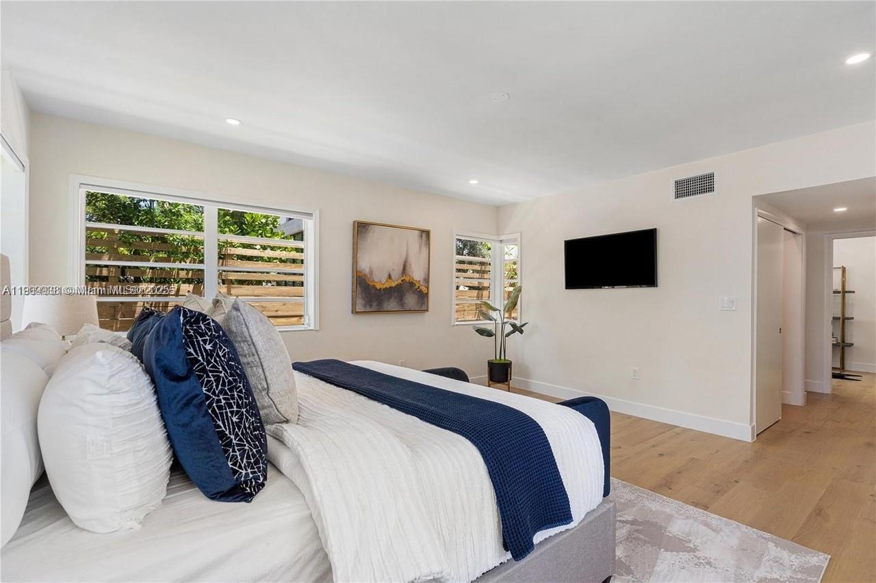 1033 W 47th St Miami Beach, FL 33140