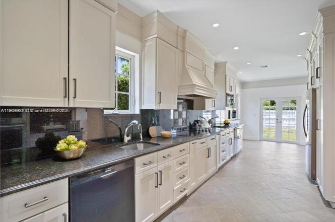 1033 W 47th St Miami Beach, FL 33140