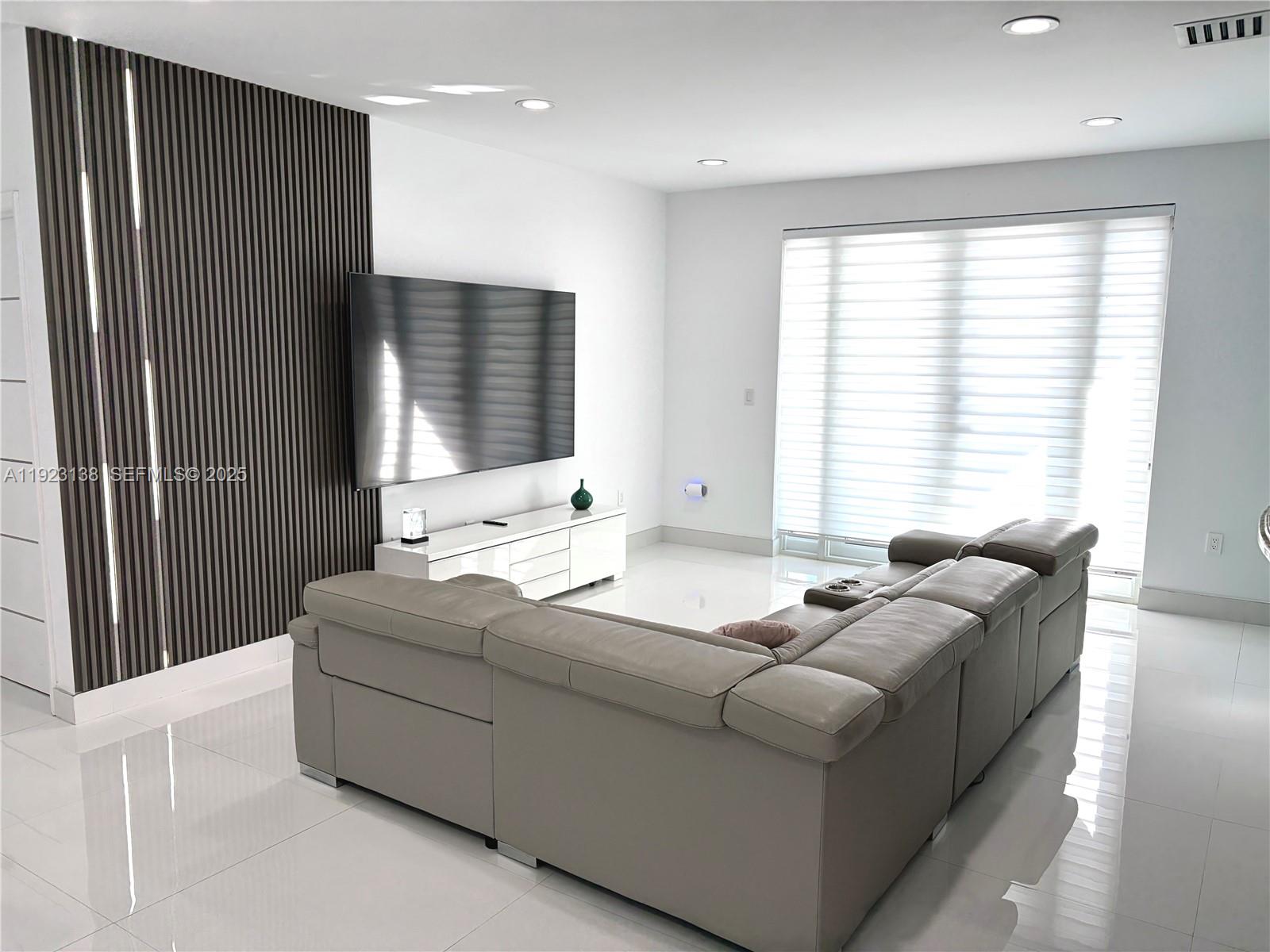 7952 NW 198th St Hialeah, FL 33015