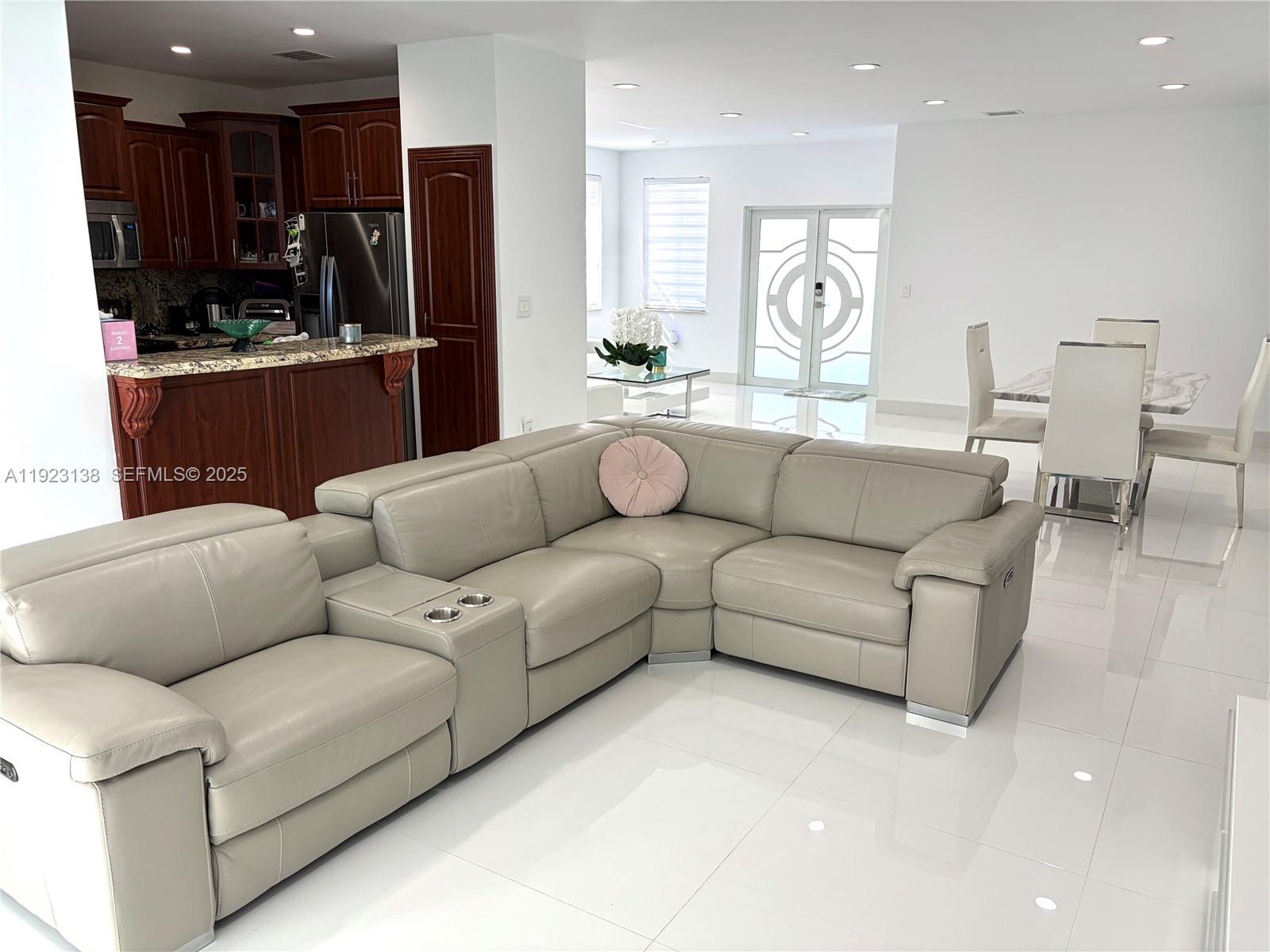 7952 NW 198th St Hialeah, FL 33015