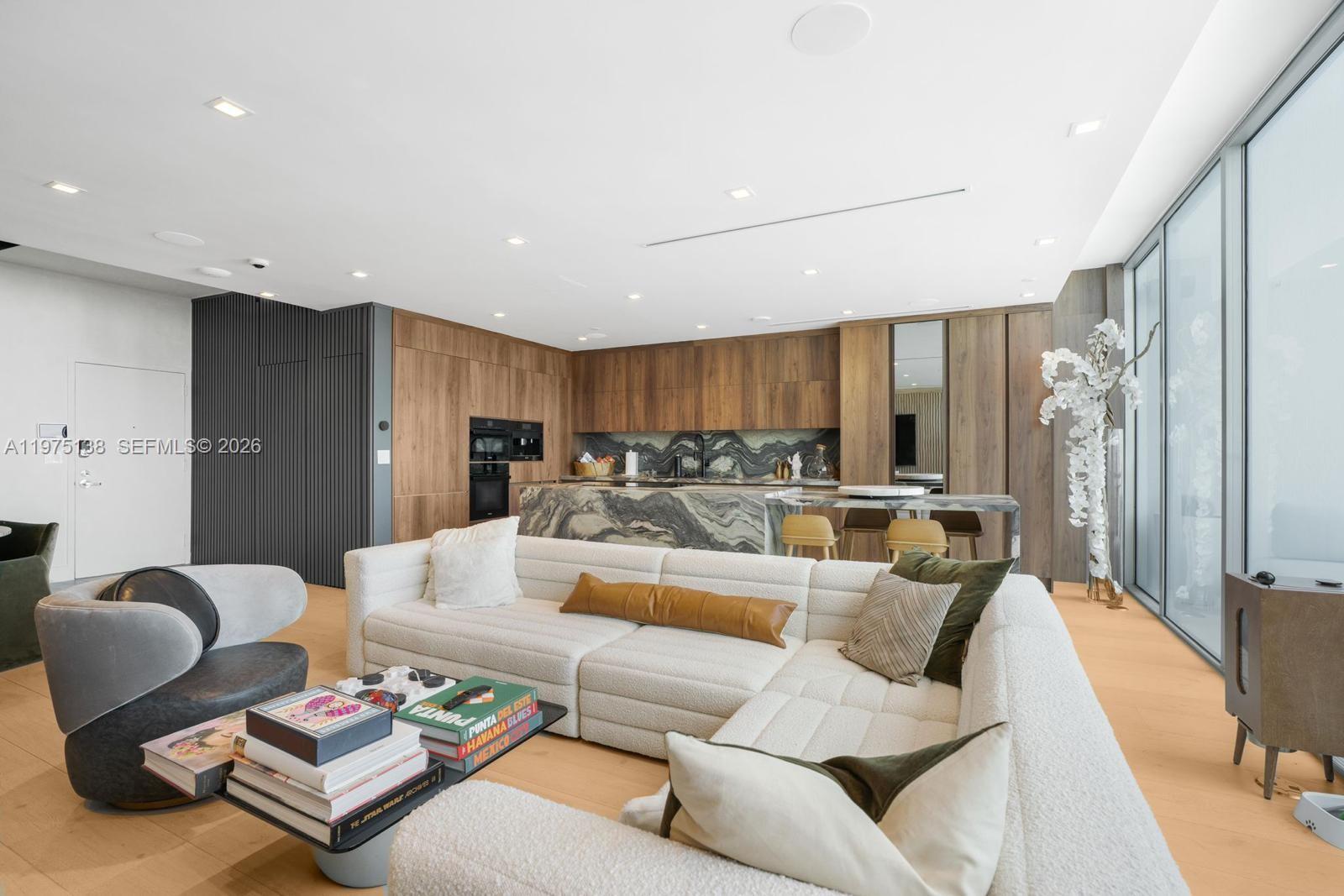 90 SW 3rd St #PH-14 Miami, FL 33130