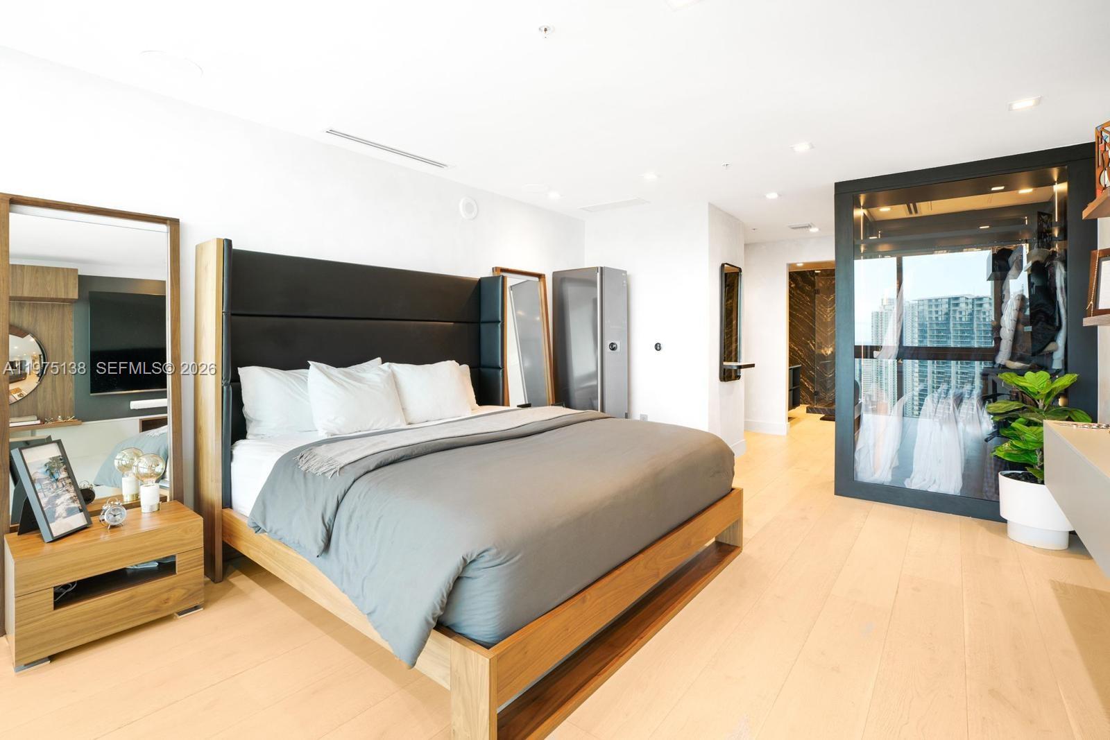 90 SW 3rd St #PH-14 Miami, FL 33130