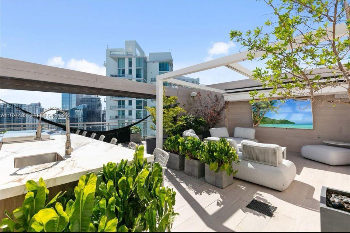 90 SW 3rd St #PH-14 Miami, FL 33130