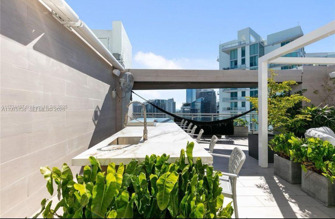 90 SW 3rd St #PH-14 Miami, FL 33130