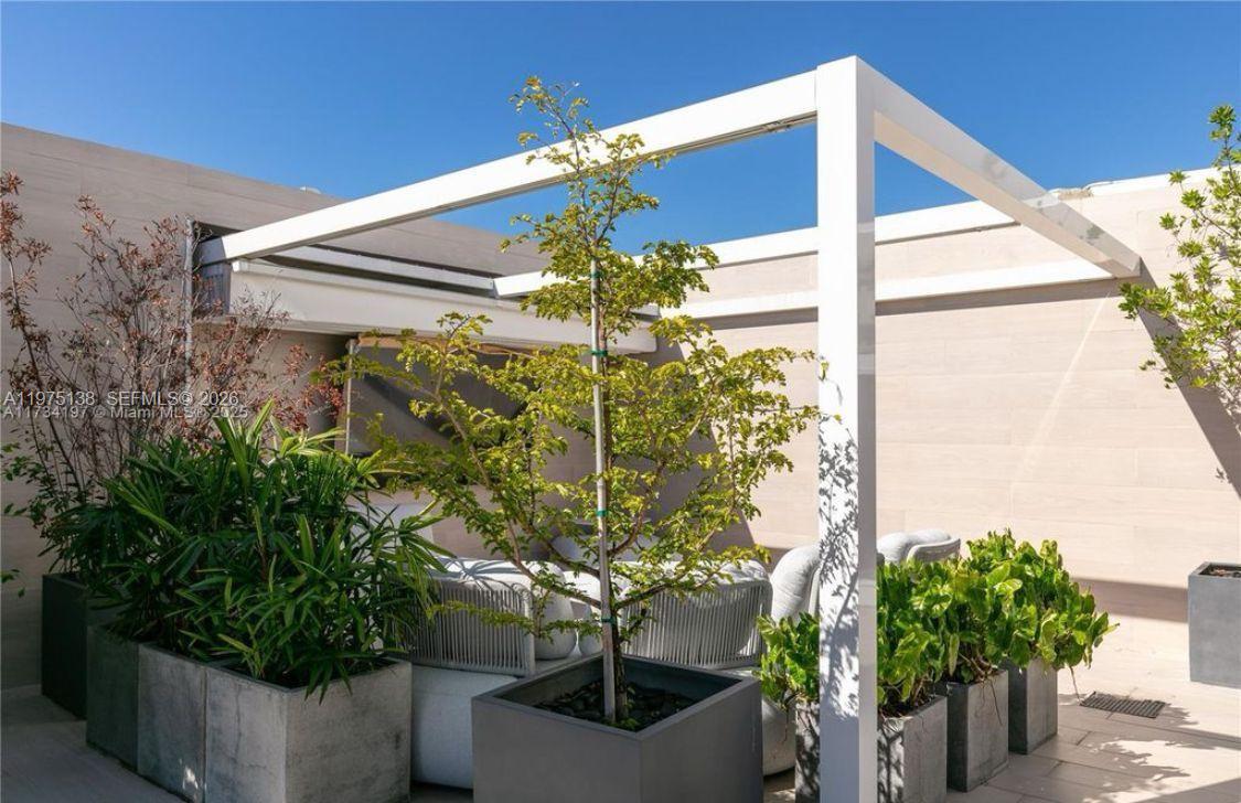 90 SW 3rd St #PH-14 Miami, FL 33130