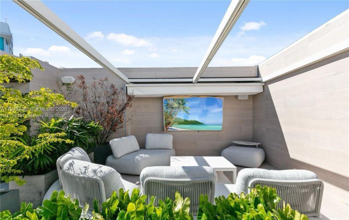 90 SW 3rd St #PH-14 Miami, FL 33130