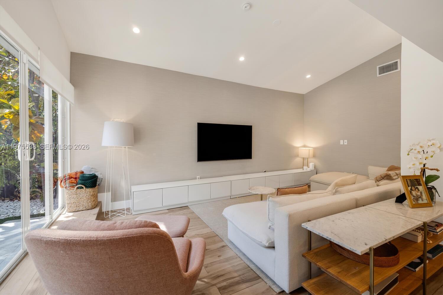 7630 NE 8th Ave Miami, FL 33138