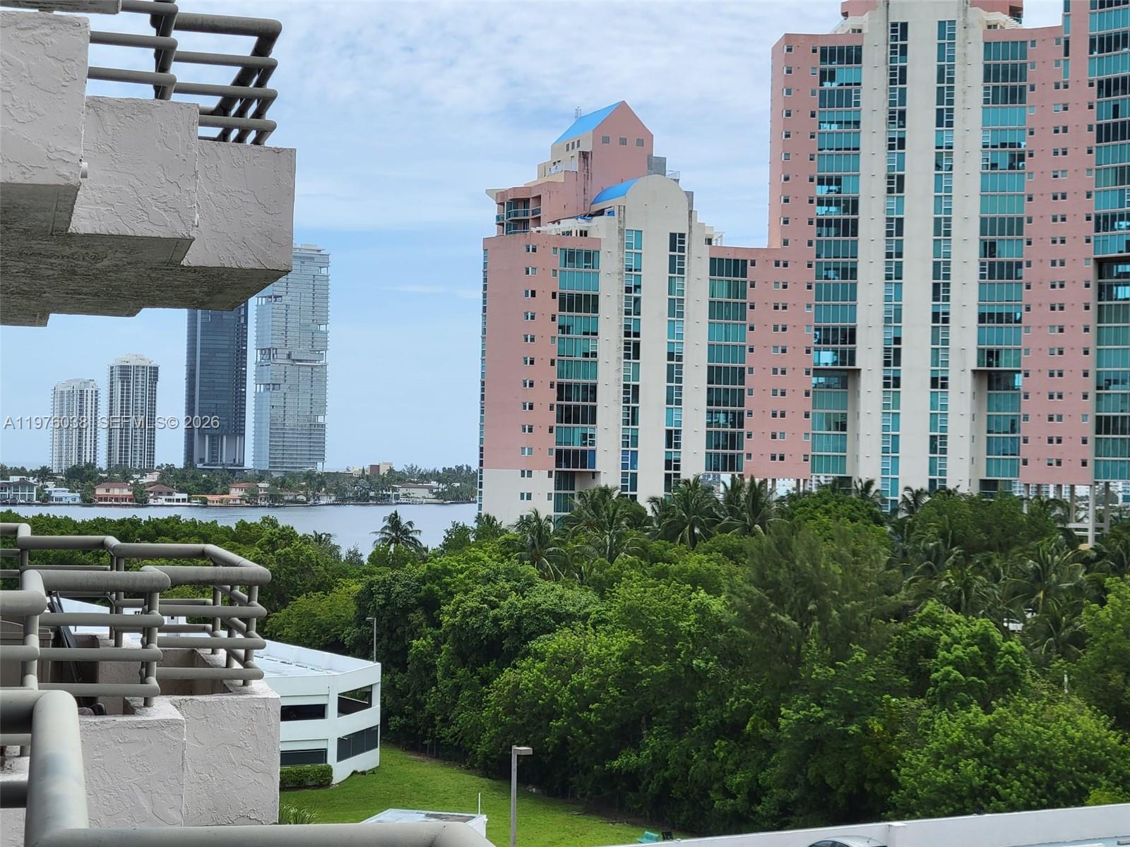 3300 NE 191st St #814