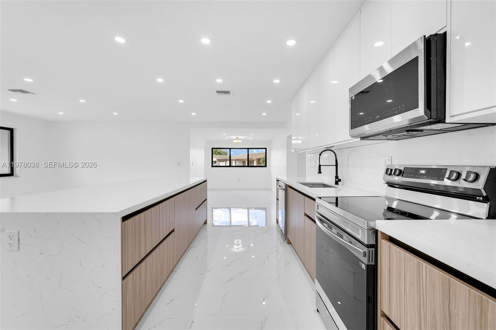 695 W 73rd Pl Hialeah, FL 33014