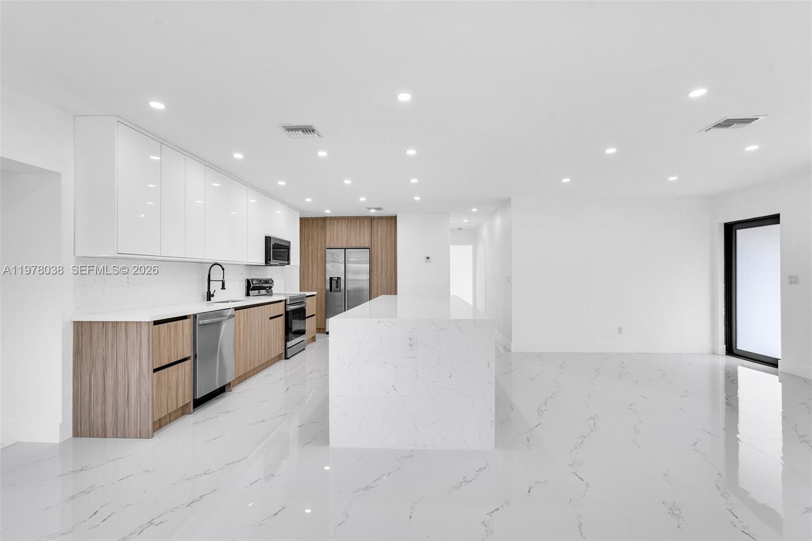 695 W 73rd Pl Hialeah, FL 33014