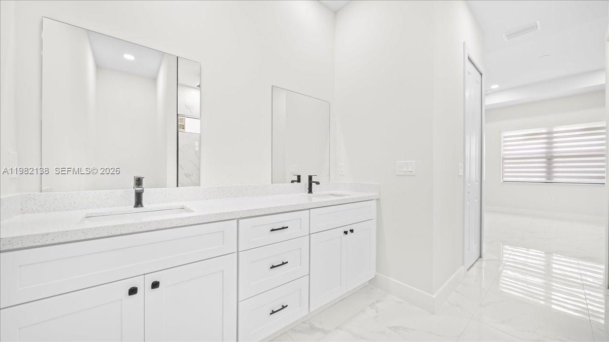 2220 NE 9th Pl Cape Coral, FL 33909