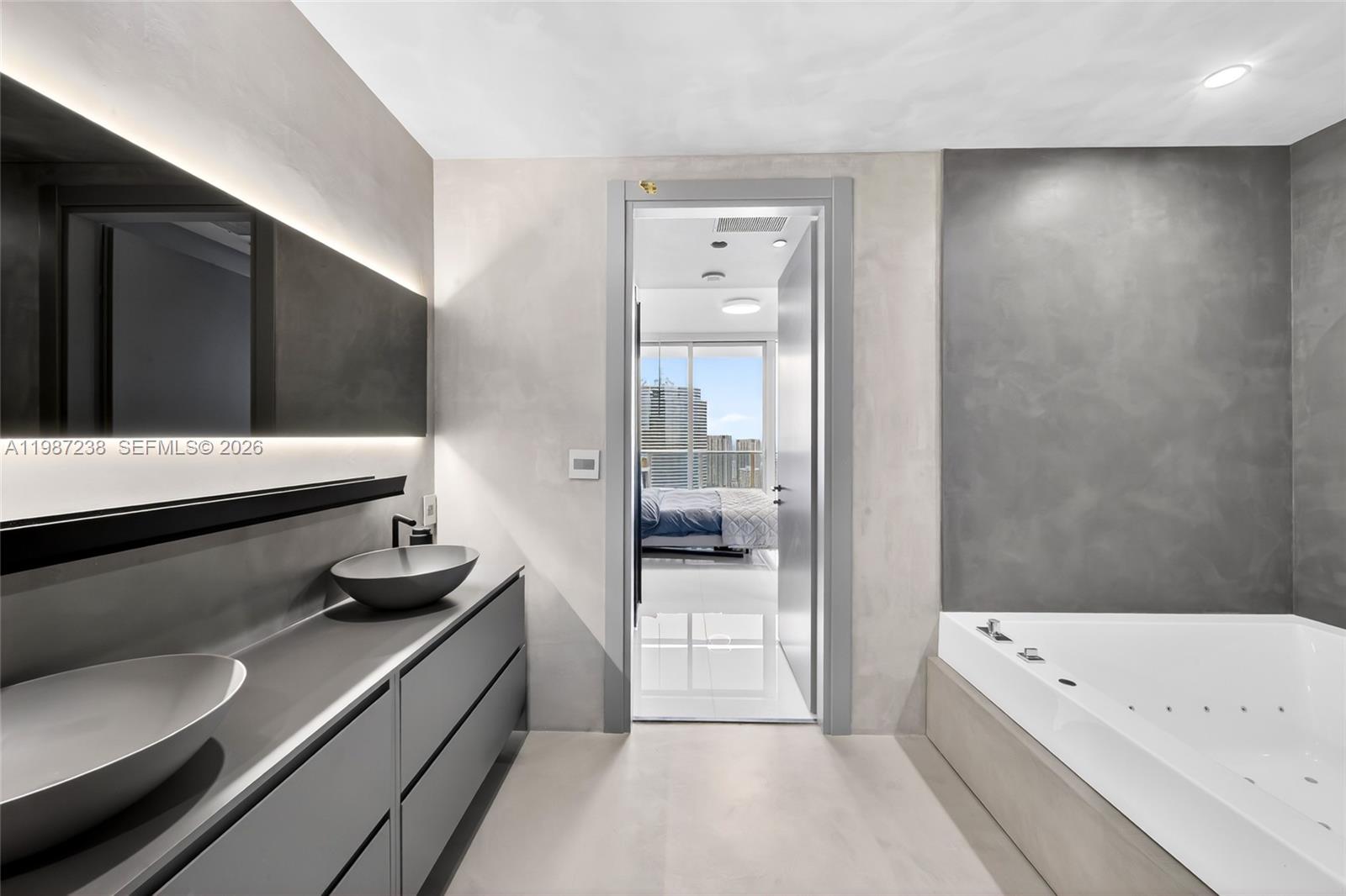 200 Biscayne Blvd Way #5010 Miami, FL 33131