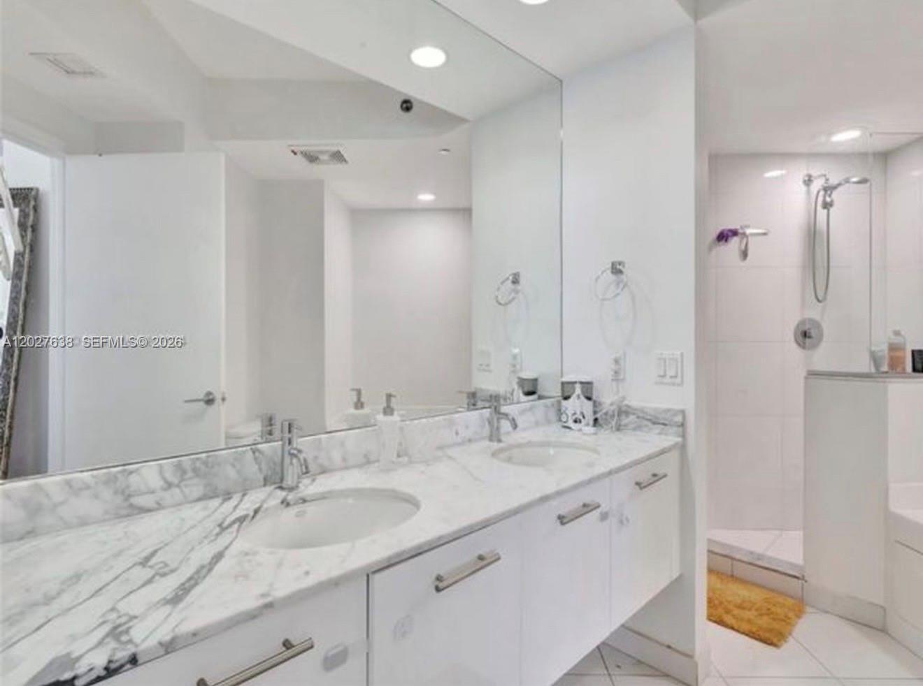 500 Brickell Ave #3910 Miami, FL 33131