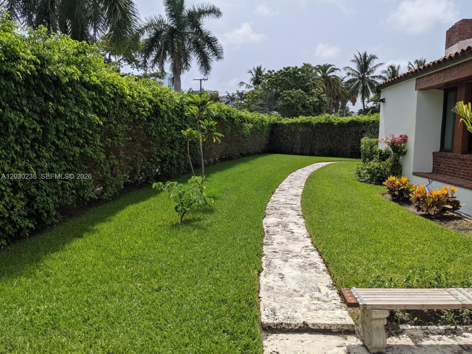 6350 Pinetree Dr Miami Beach, FL 33141