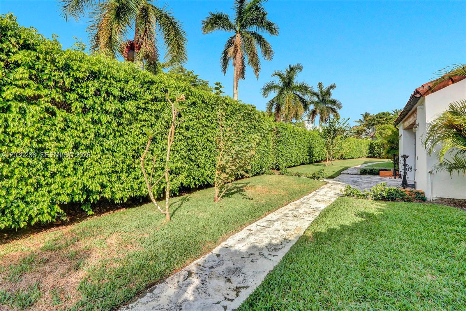 6350 Pinetree Dr Miami Beach, FL 33141