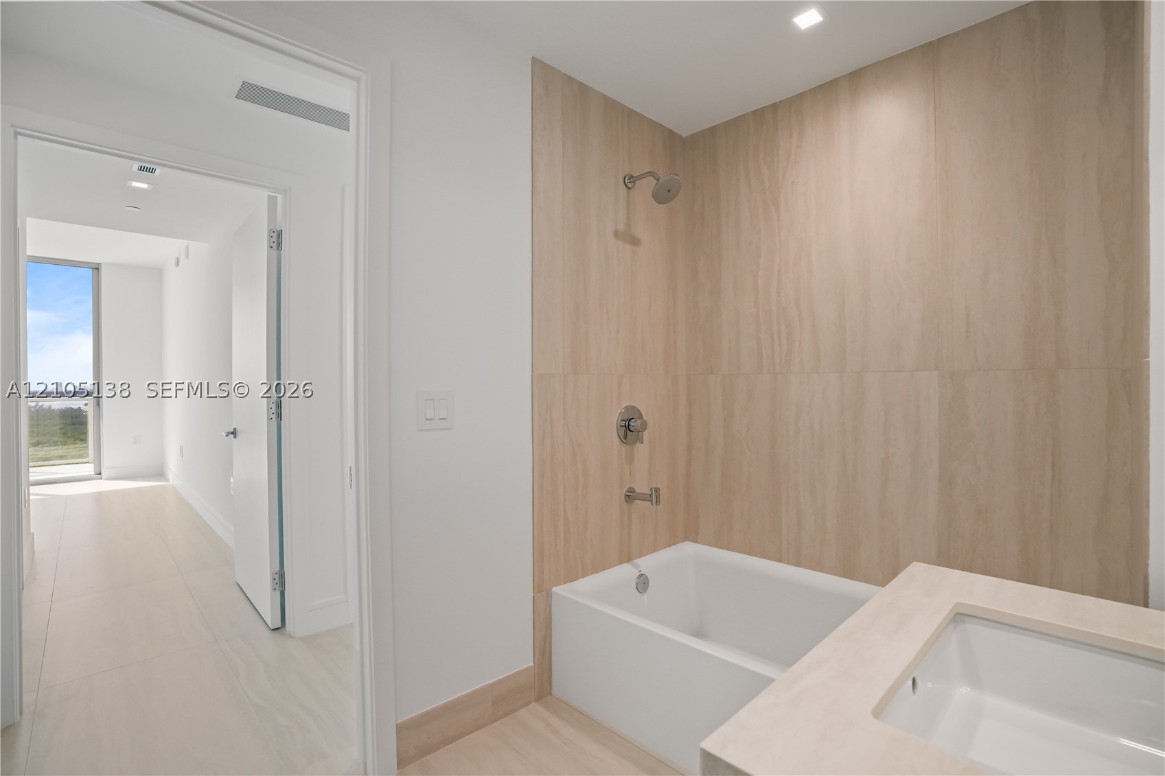 2411 Laguna Cir #1505 North Miami, FL 33181