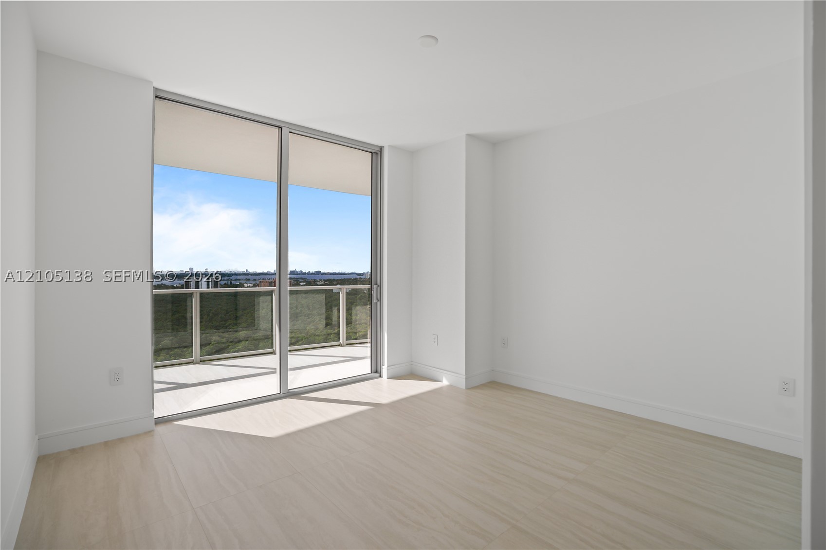 2411 Laguna Cir #1505 North Miami, FL 33181