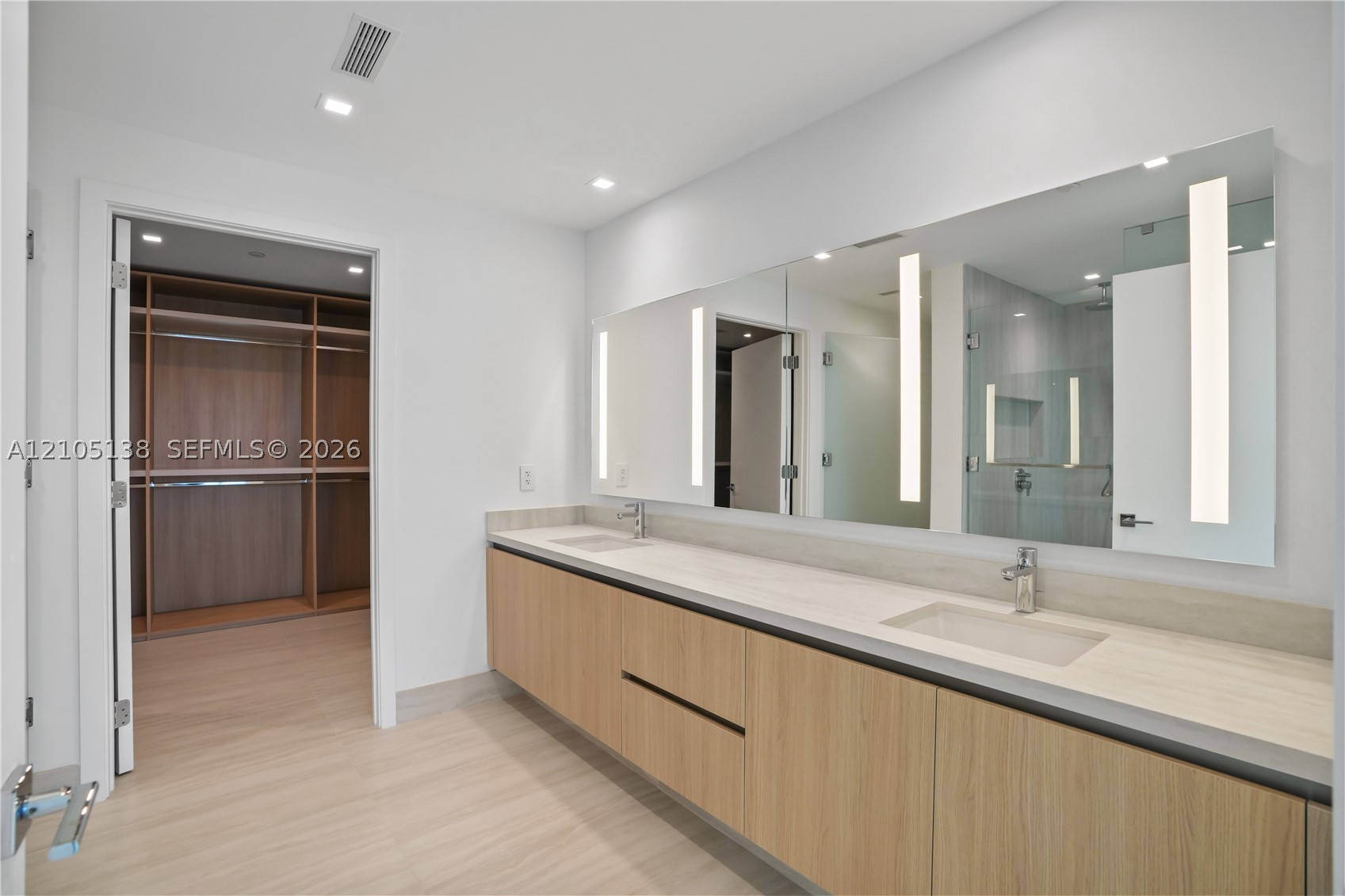 2411 Laguna Cir #1505 North Miami, FL 33181