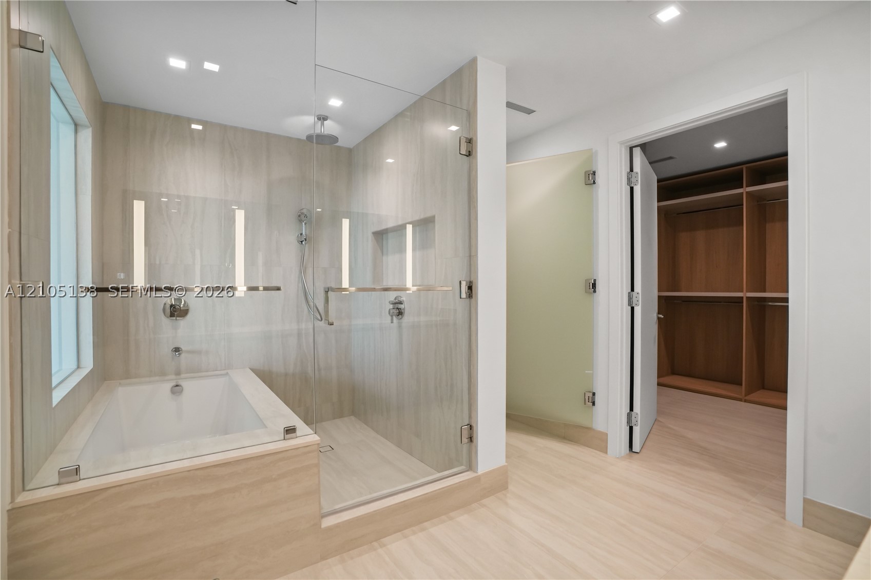2411 Laguna Cir #1505 North Miami, FL 33181
