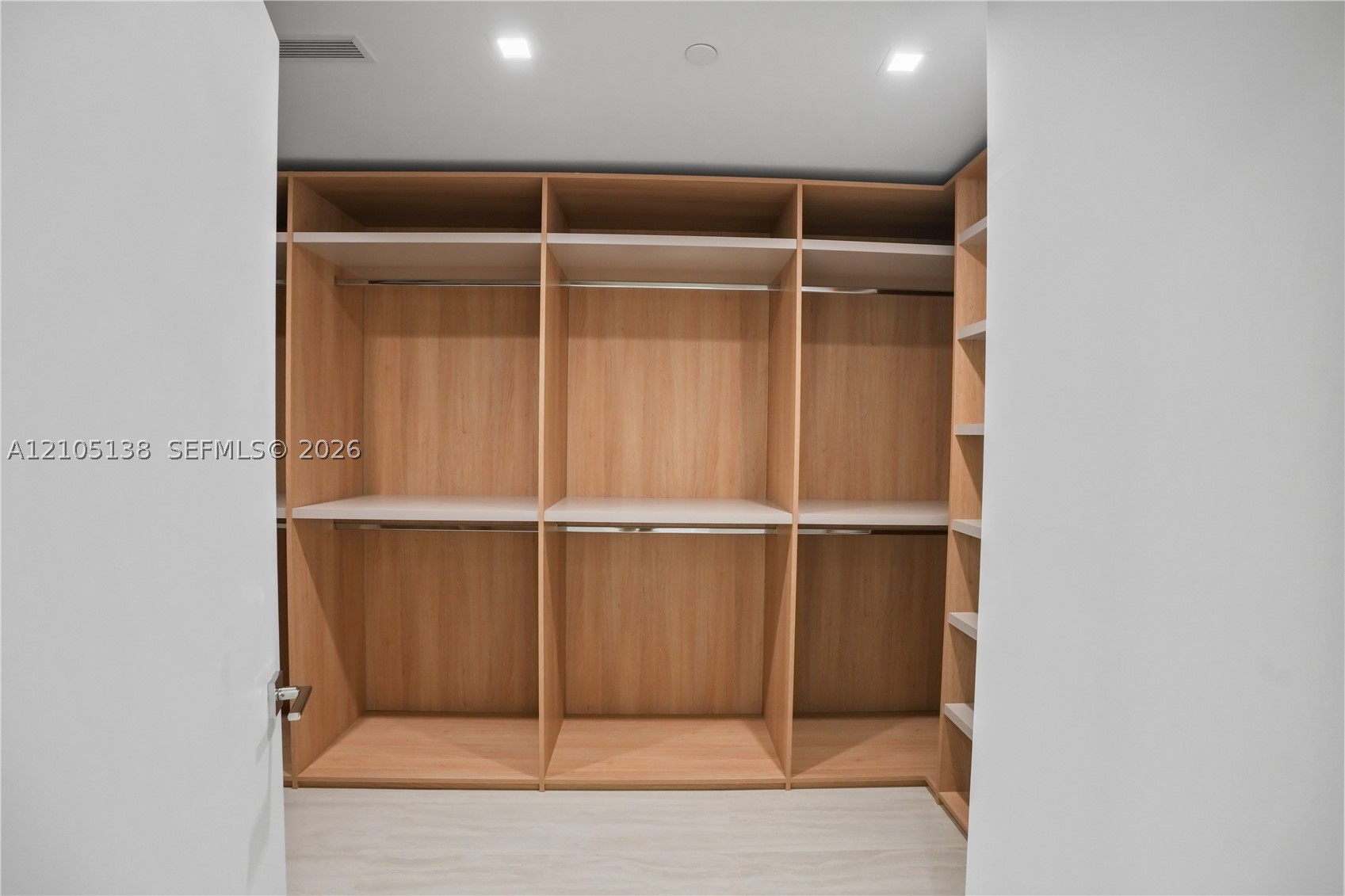 2411 Laguna Cir #1505 North Miami, FL 33181