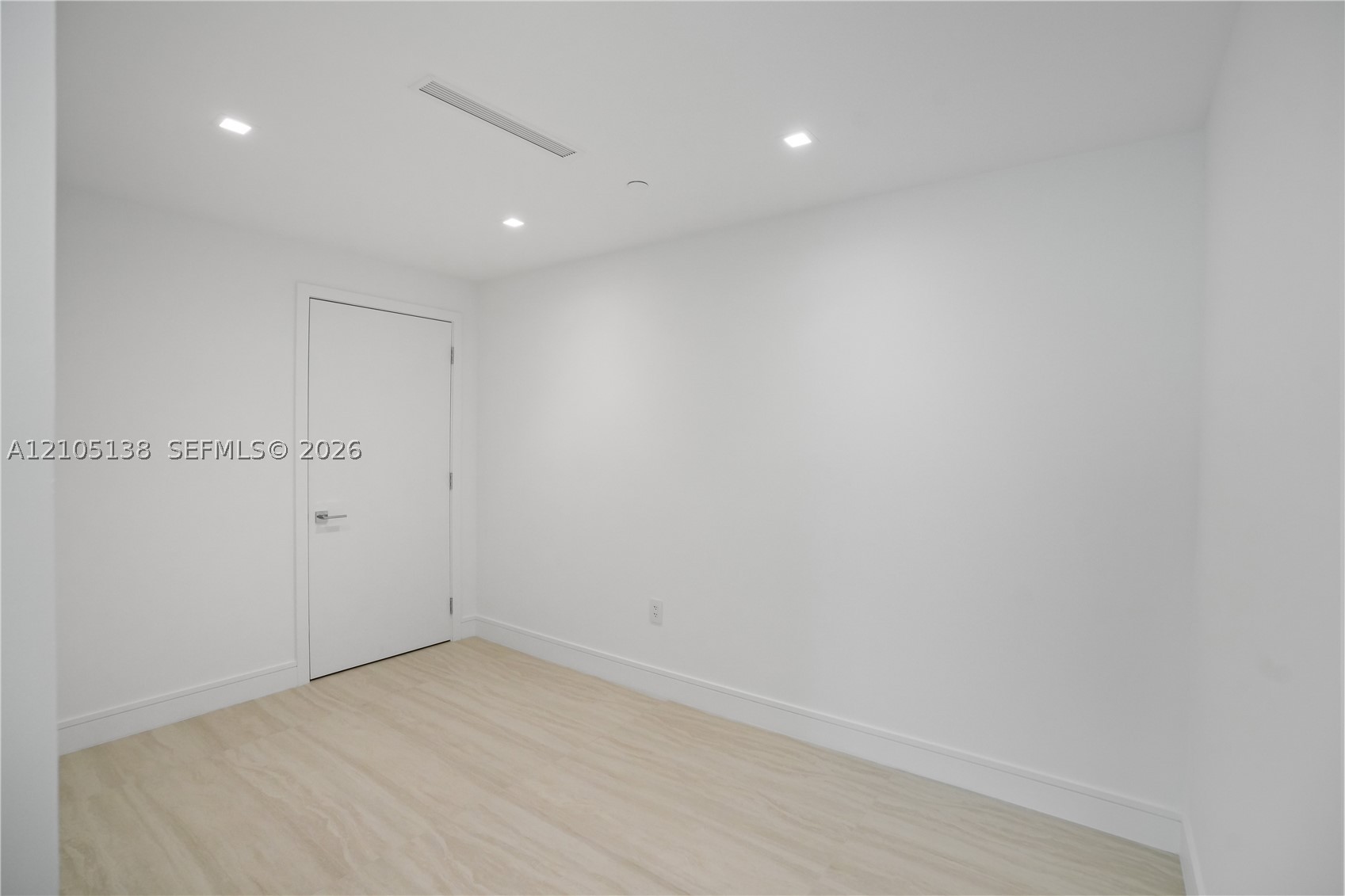 2411 Laguna Cir #1505 North Miami, FL 33181