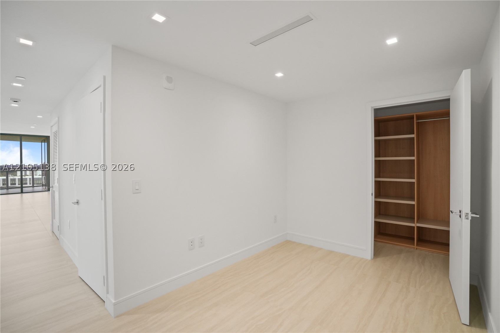 2411 Laguna Cir #1505 North Miami, FL 33181