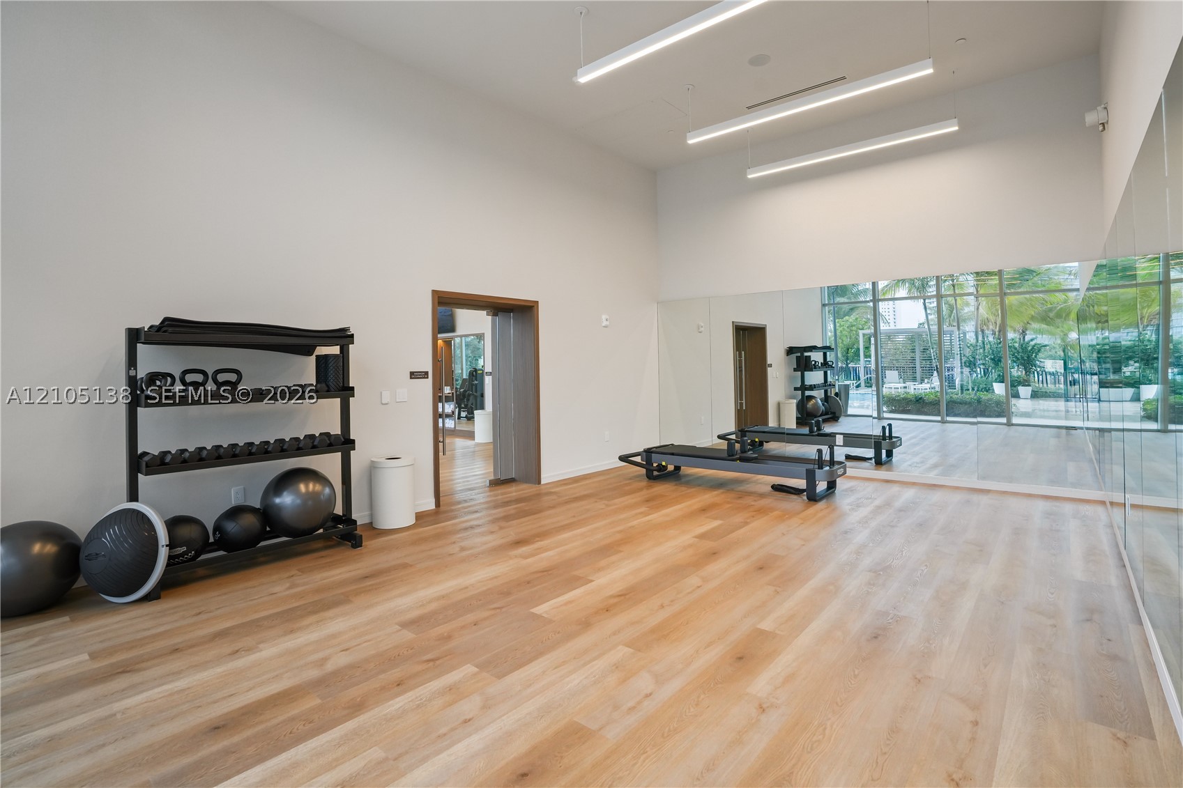 2411 Laguna Cir #1505 North Miami, FL 33181