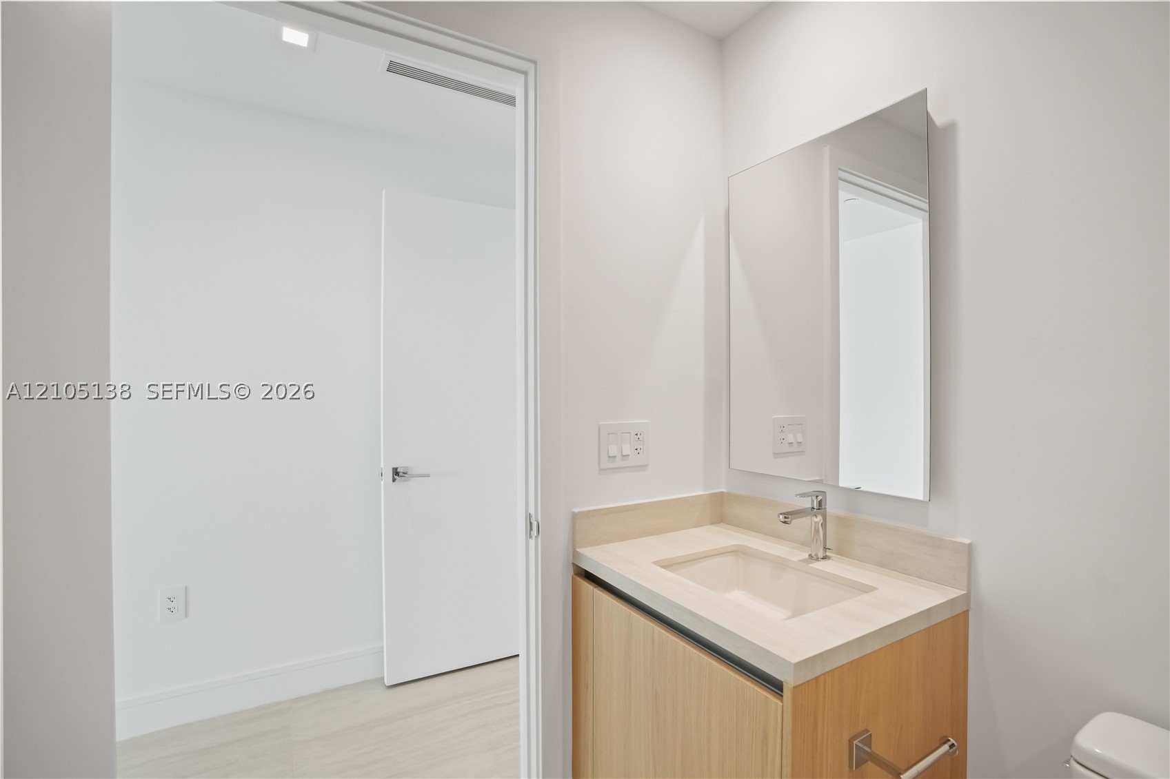 2411 Laguna Cir #1505 North Miami, FL 33181