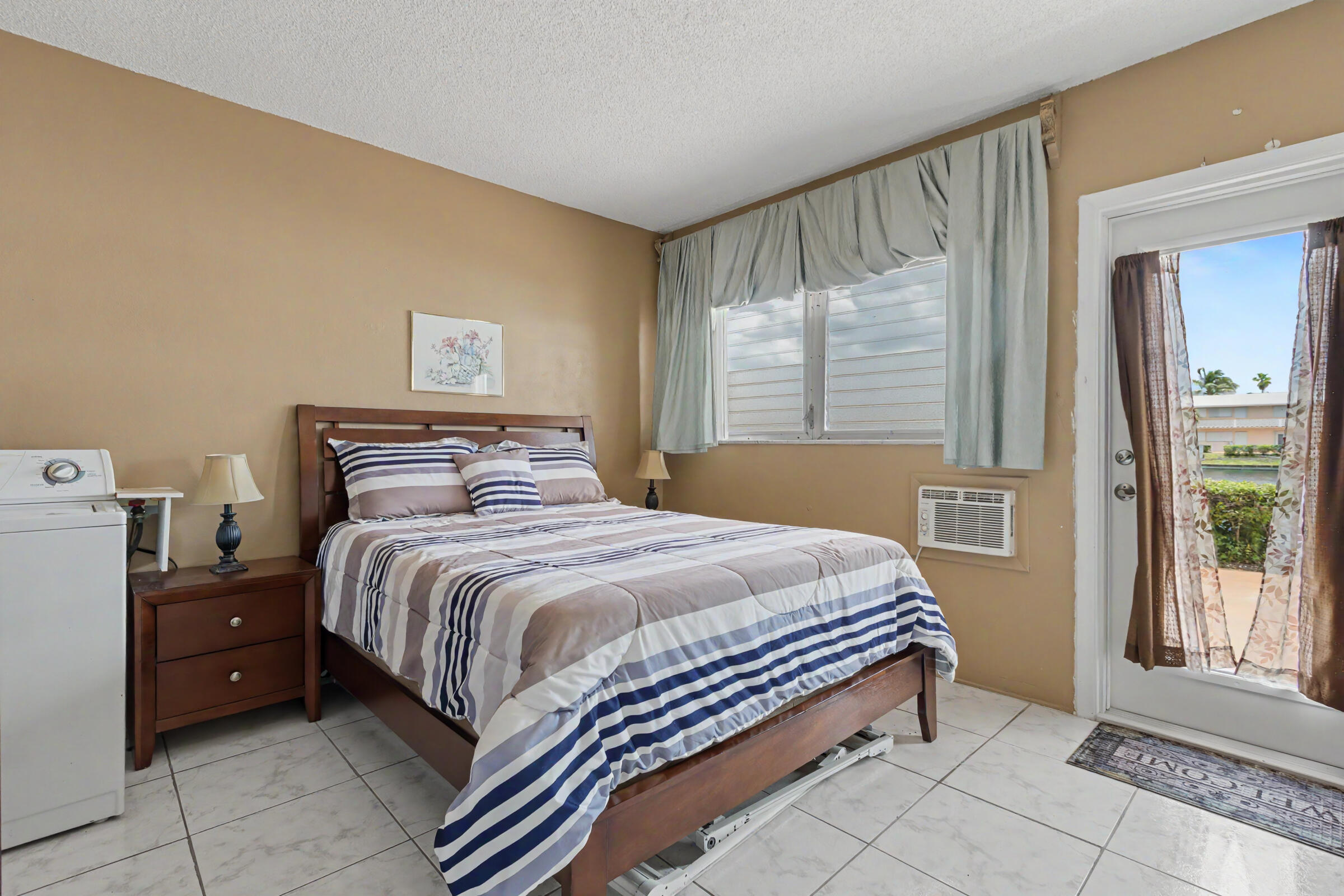 800 SW 10th #T-6 Hallandale Beach, FL 33009