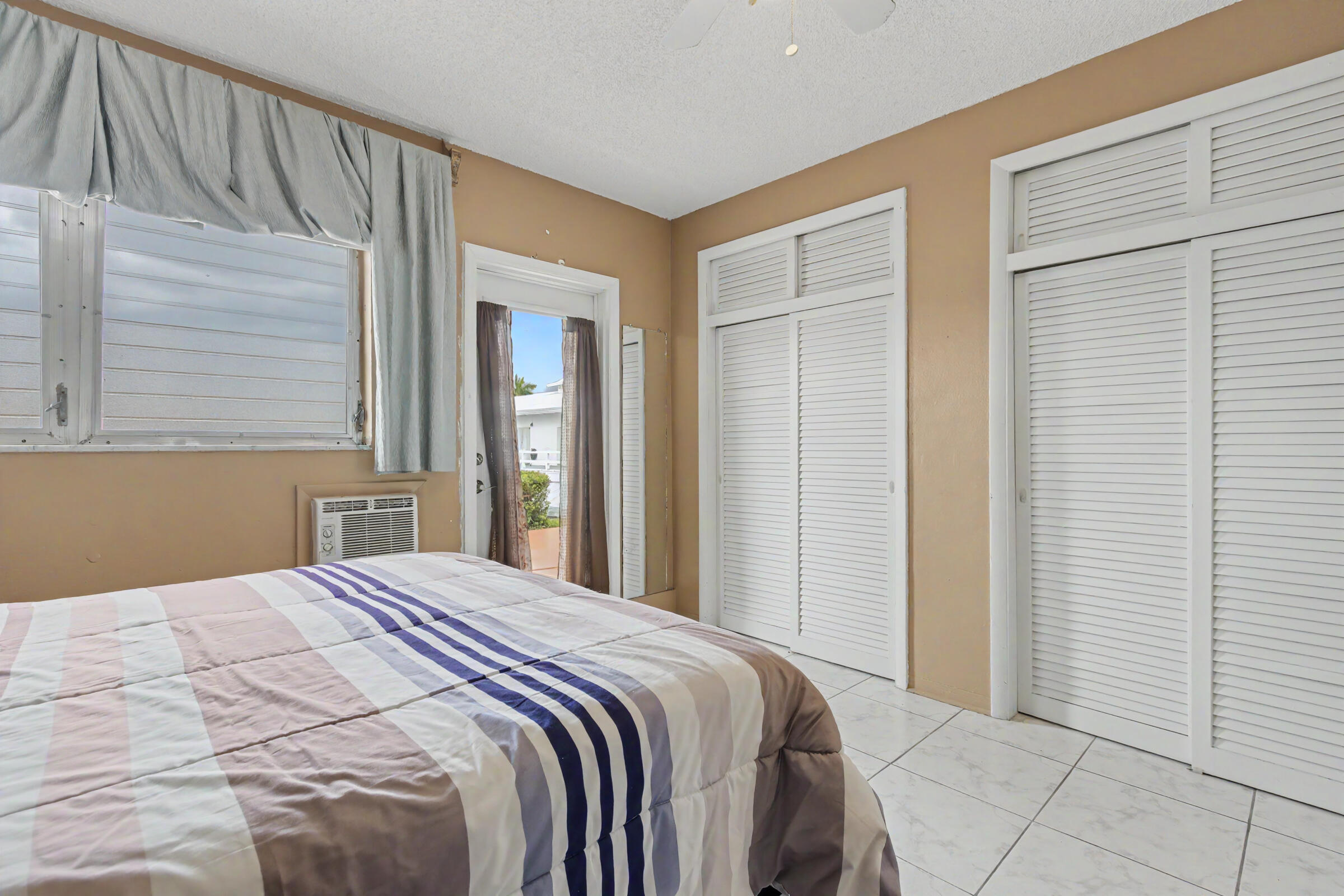 800 SW 10th #T-6 Hallandale Beach, FL 33009