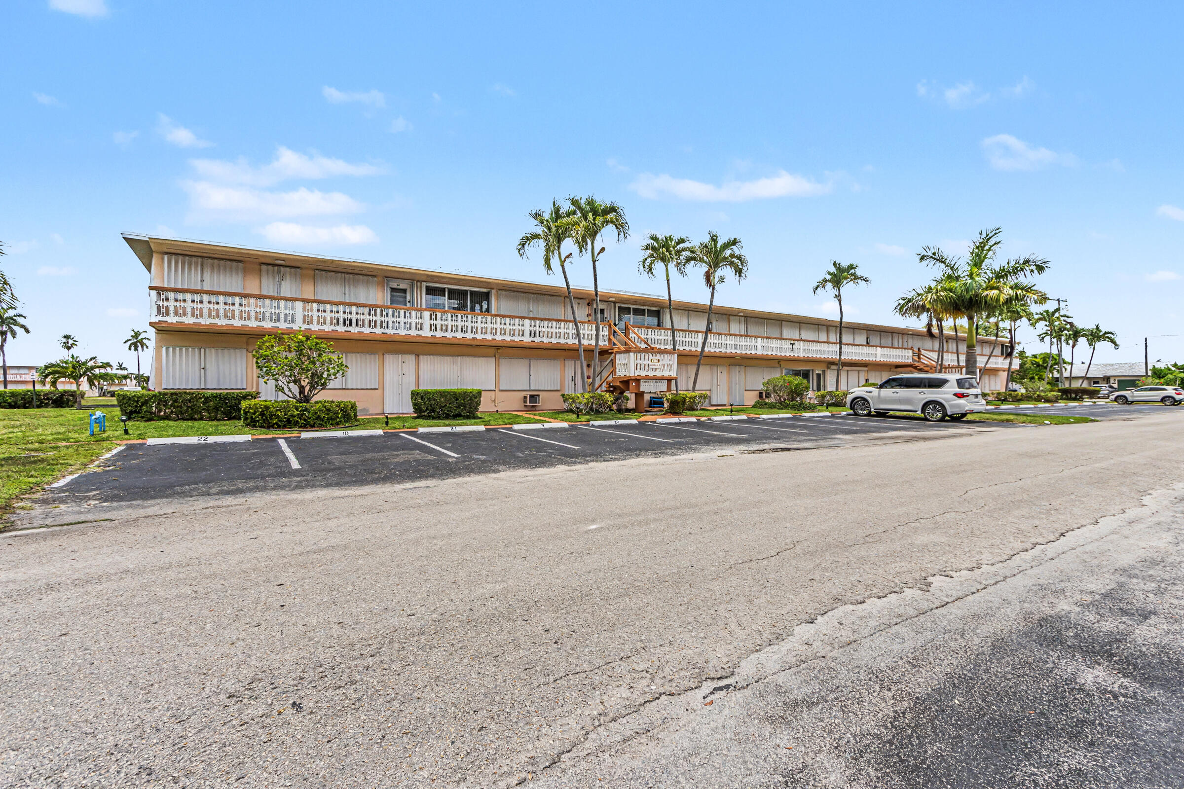 800 SW 10th #T-6 Hallandale Beach, FL 33009