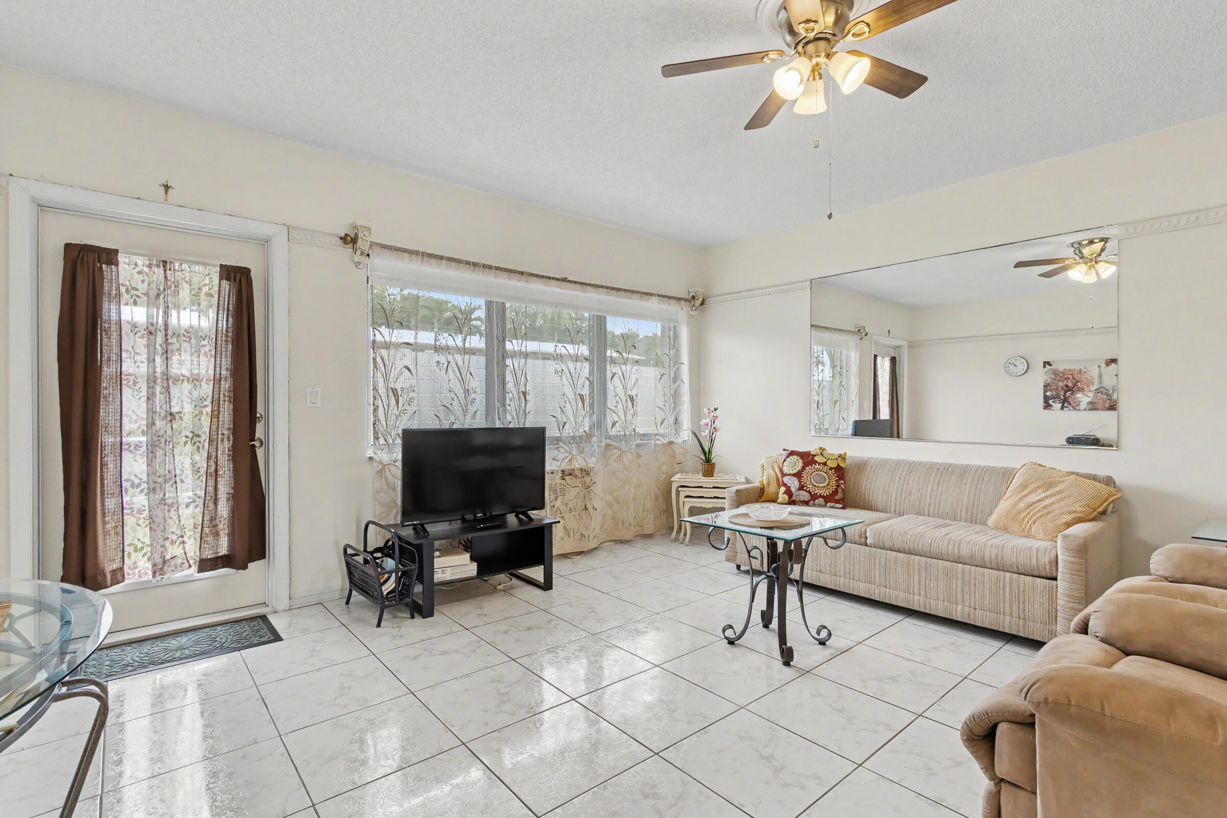 800 SW 10th #T-6 Hallandale Beach, FL 33009