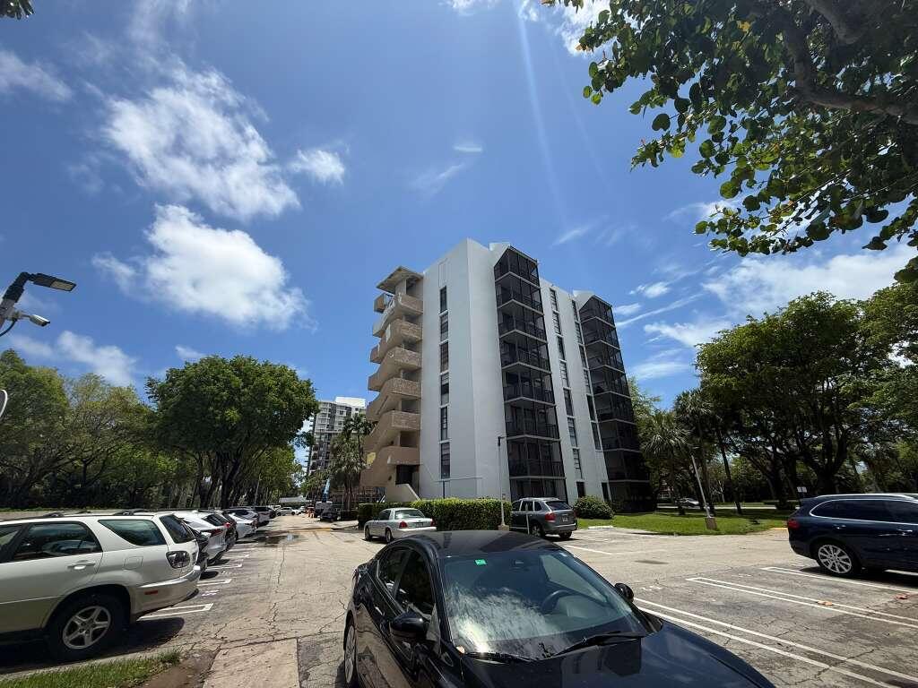 3101 N Country Clb #209