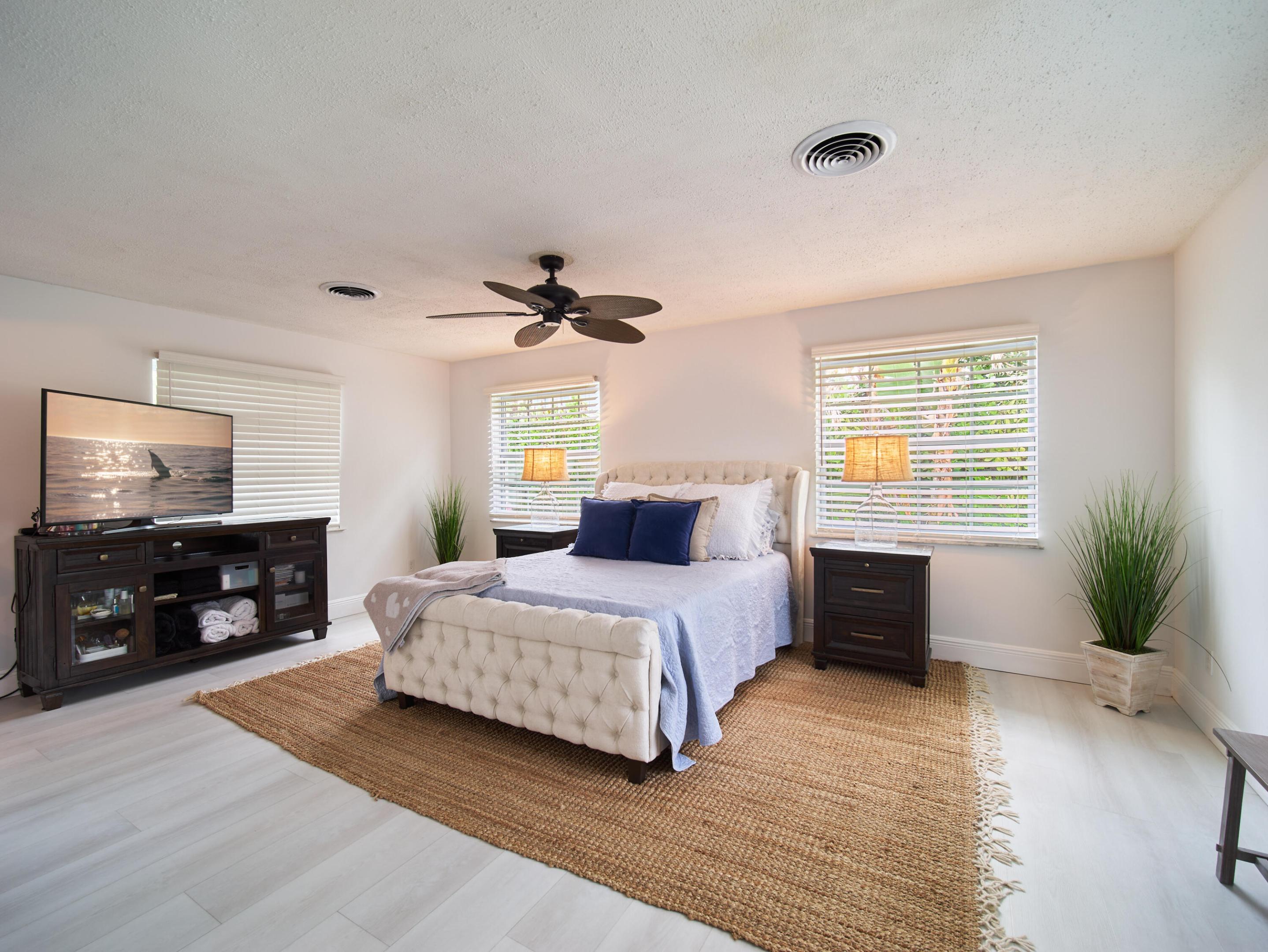 3743 NE Barbara