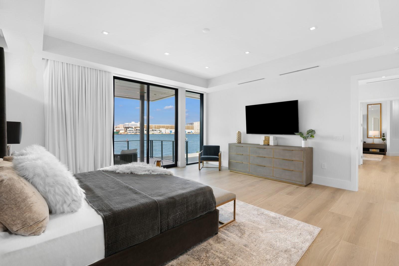 1957 Harbourview Dr Fort Lauderdale, FL 33316