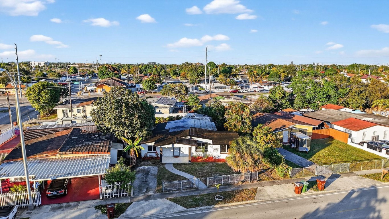 621 Se 1st St Hialeah, FL 33010