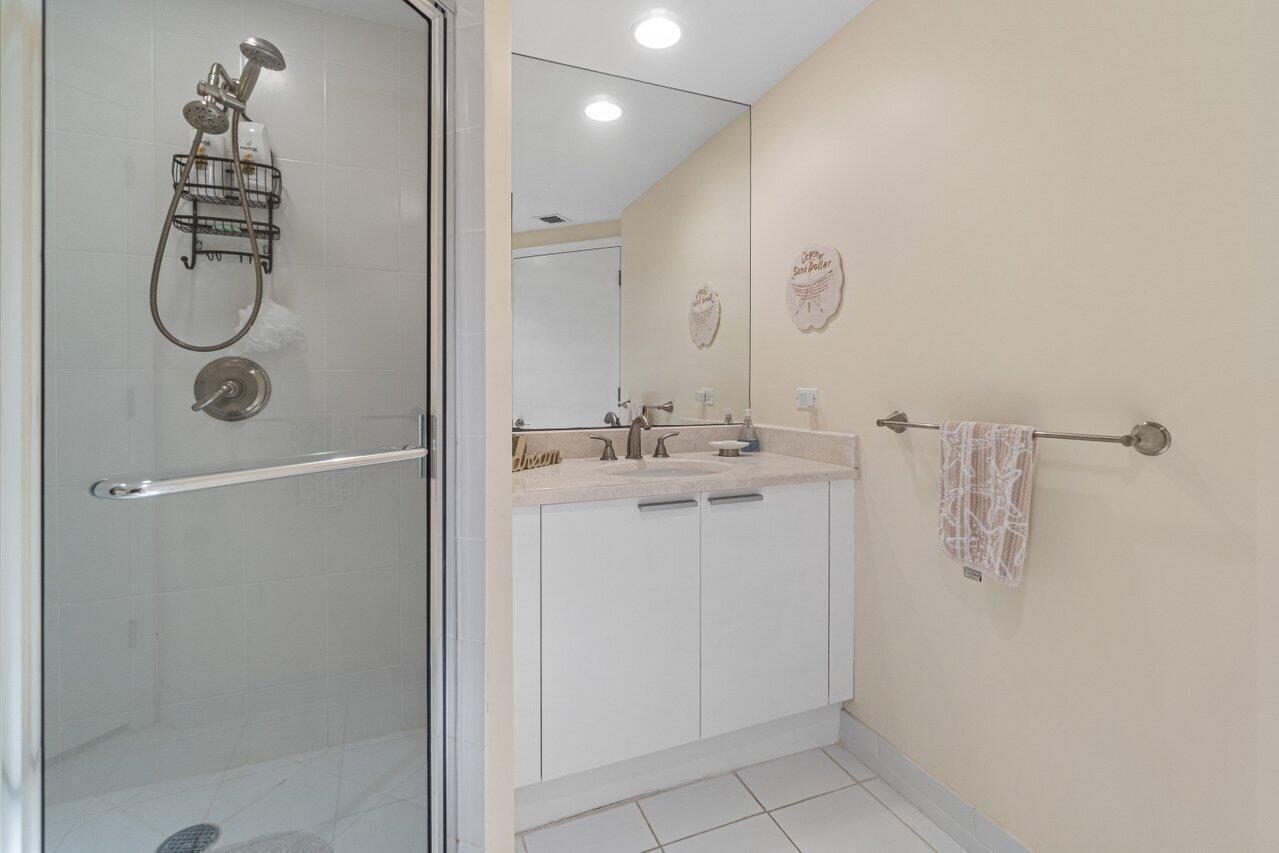 2650 Lake Shr #302 Riviera Beach, FL 33404