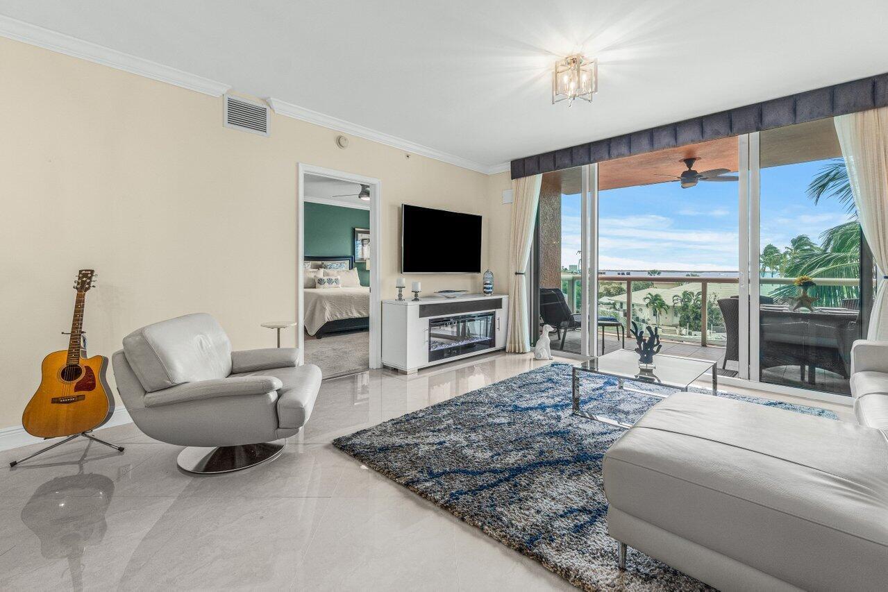 2650 Lake Shr #302 Riviera Beach, FL 33404