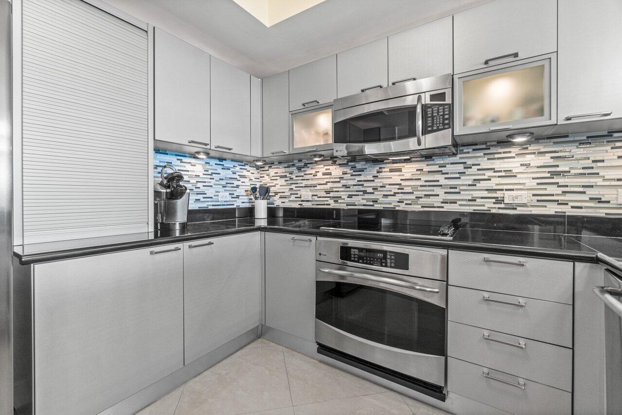 2650 Lake Shr #302 Riviera Beach, FL 33404