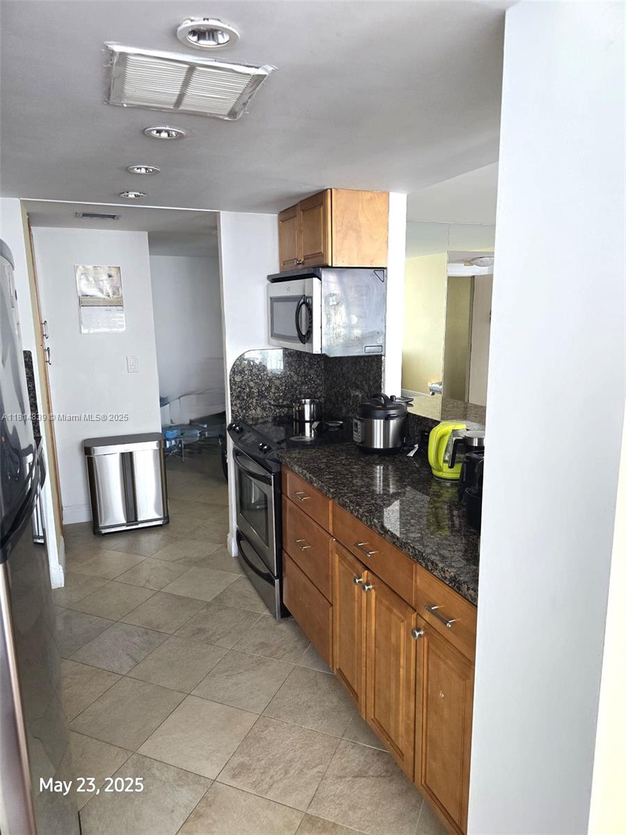 image Winston Towers 300 Condo3