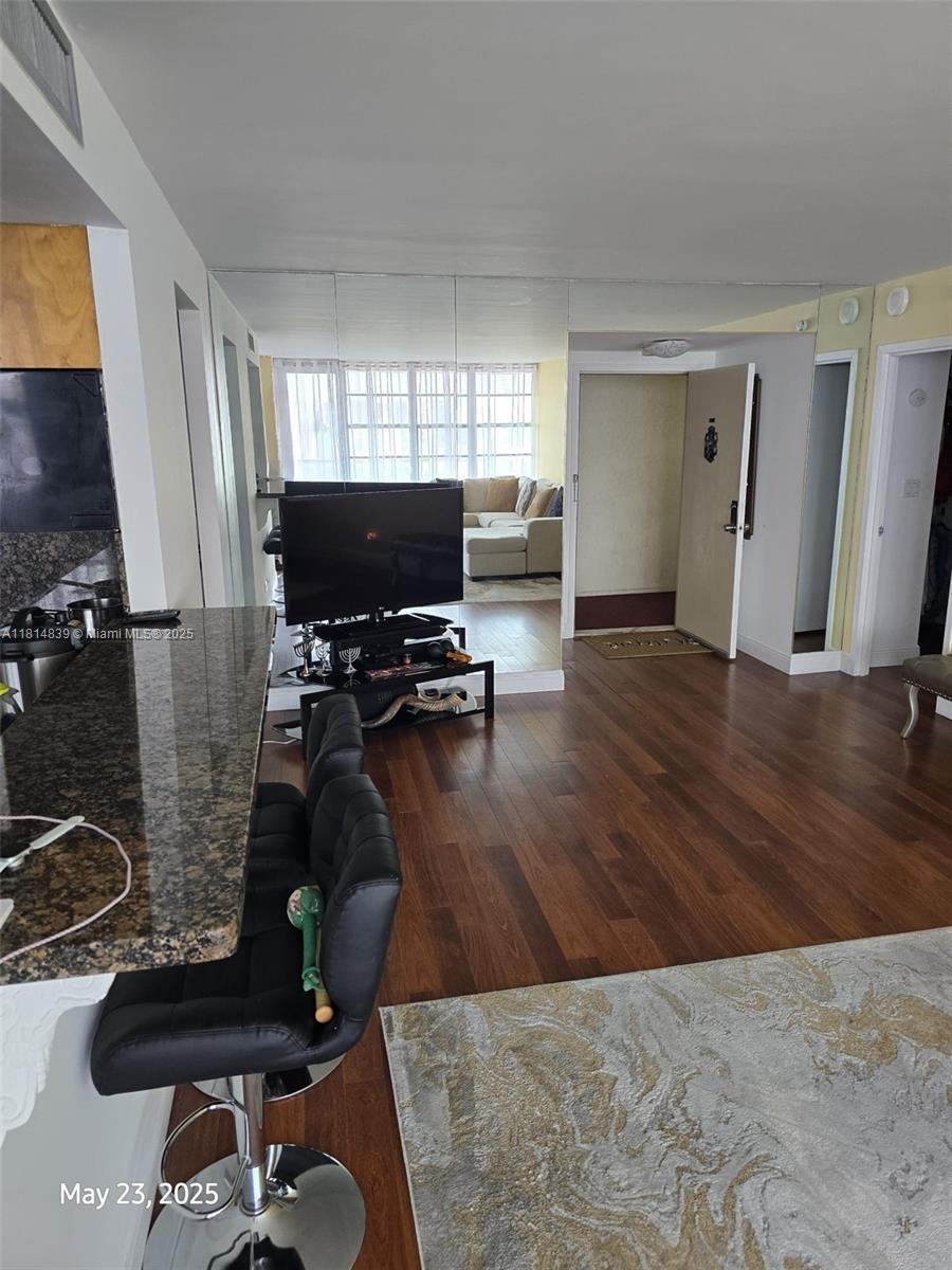 image Winston Towers 300 Condo4