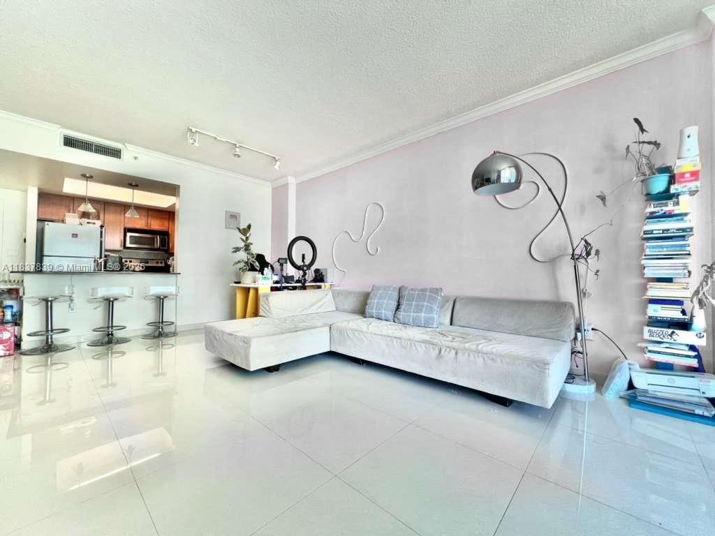 2000 N Bayshore #906