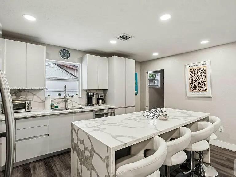 2300 Island Dr