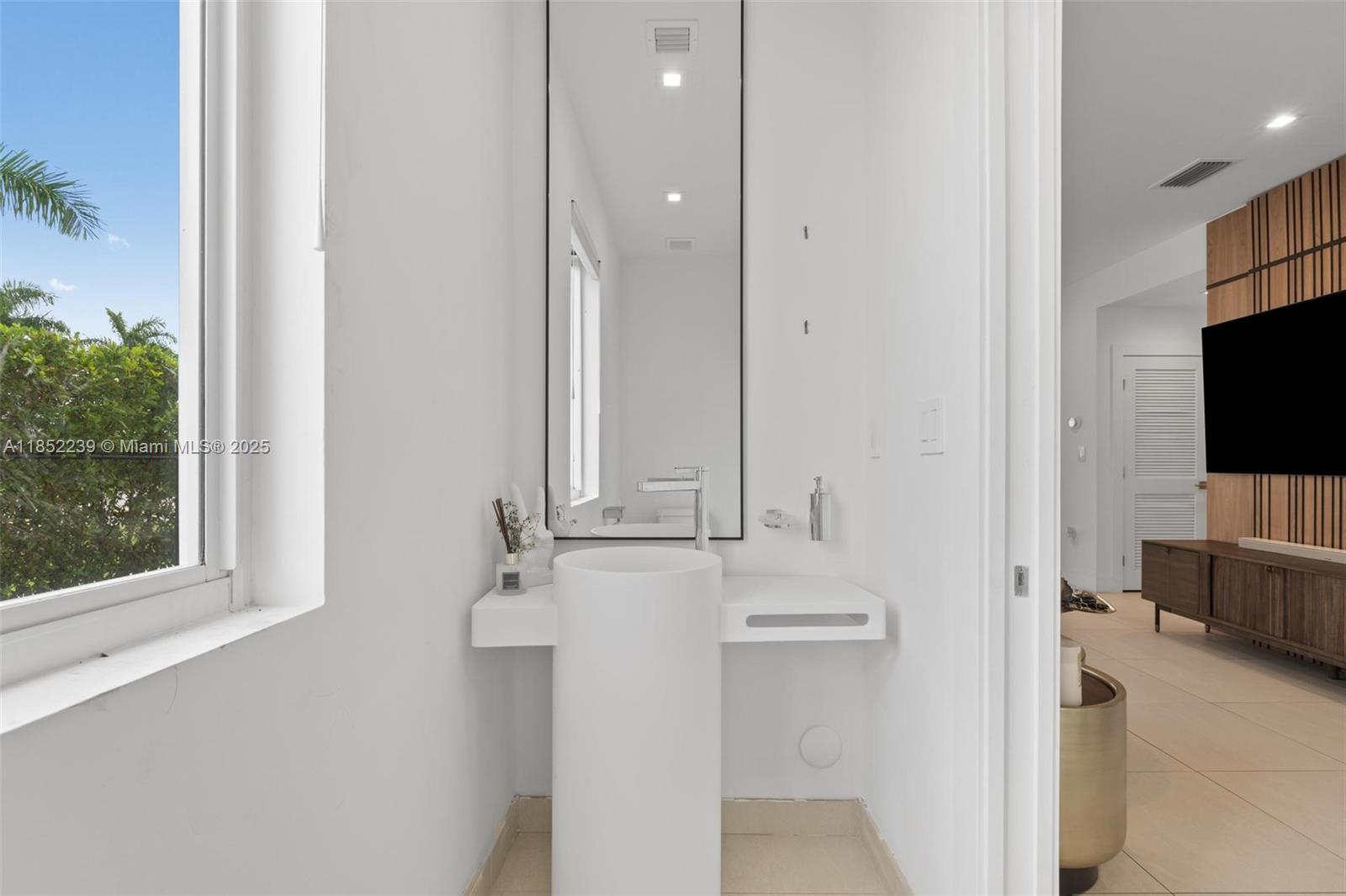 6810 NW 103rd Pl Doral, FL 33178