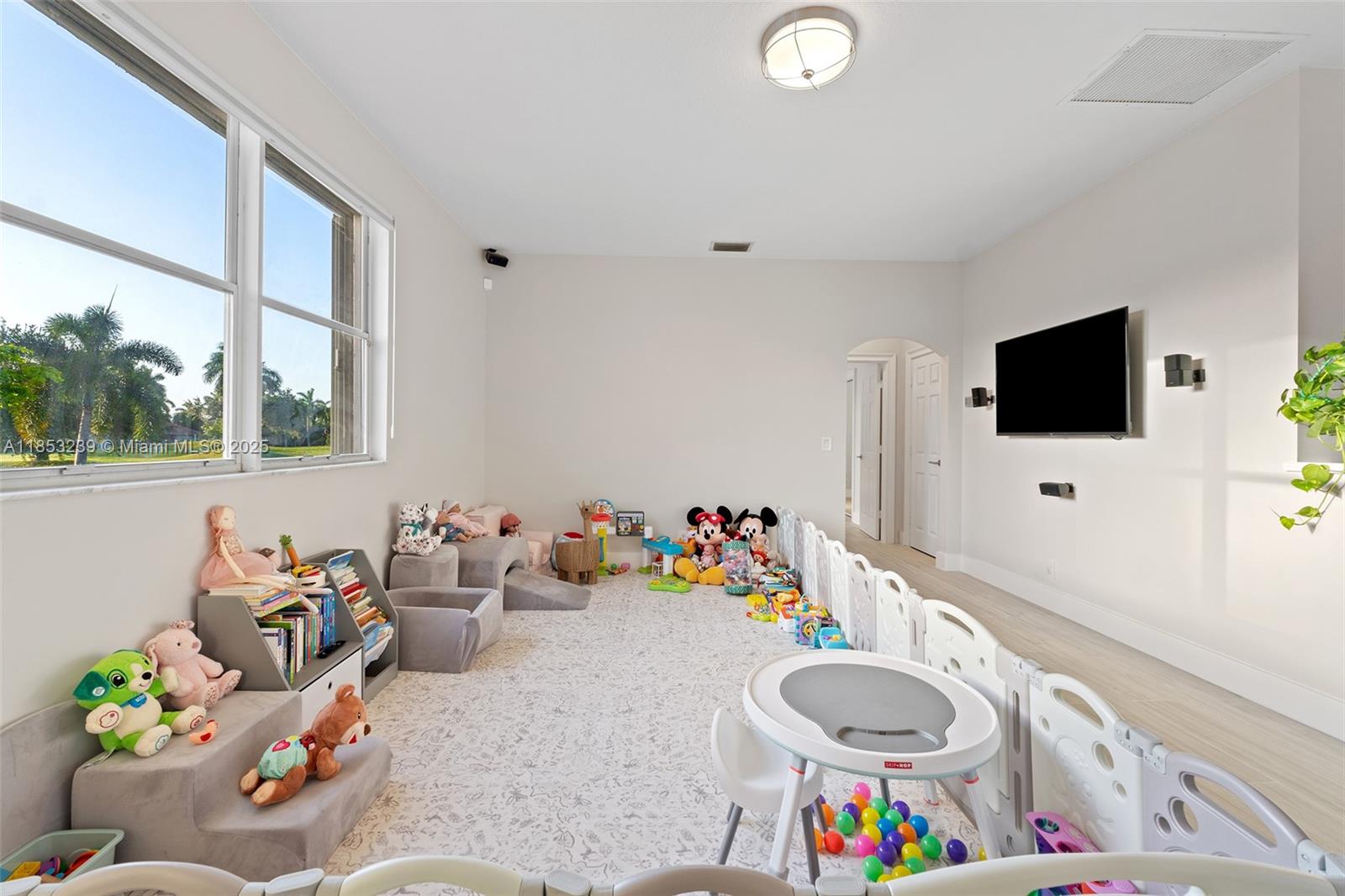 2438 Poinciana Ct Weston, FL 33327