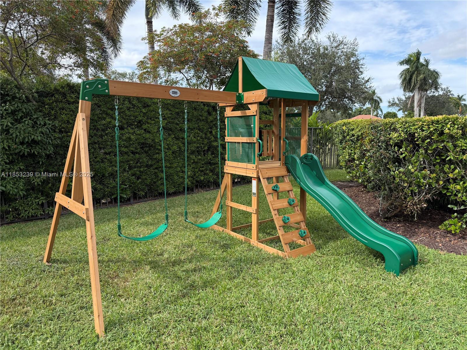 2438 Poinciana Ct Weston, FL 33327